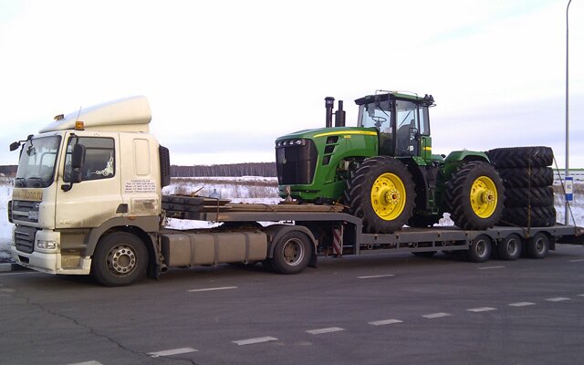 Перевозка трактора John Deere на низкорамной платформе